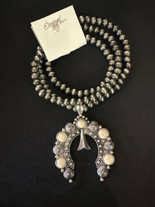 Howlite Wolfdune Silver Pearl Necklace