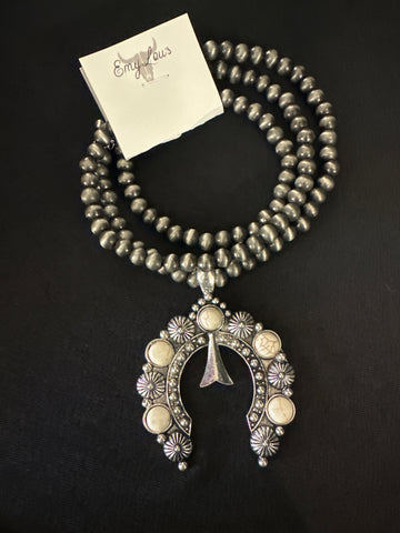 Howlite Wolfdune Silver Pearl Necklace