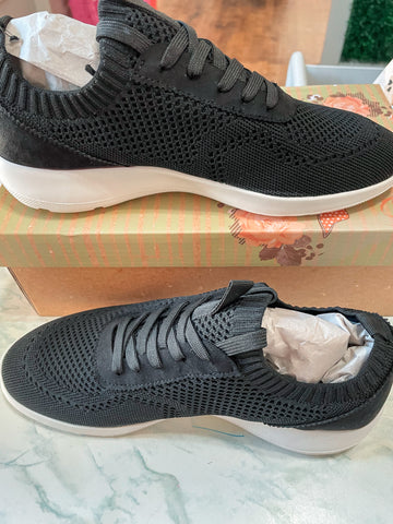 Very G Black Trisha Running Shoes